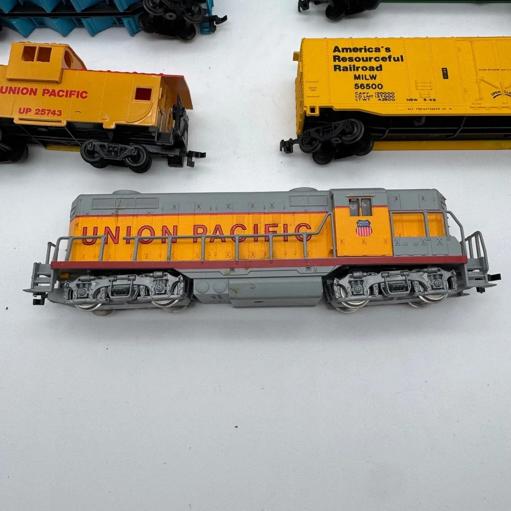 HO Scale Model Train Lot Union Pacific Diesel Locomotive Freight Cars 7pc Set